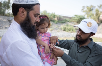 Au Pakistan, un vaccinateur marque le doigt d'un enfant vacciné. (Photo : RI)